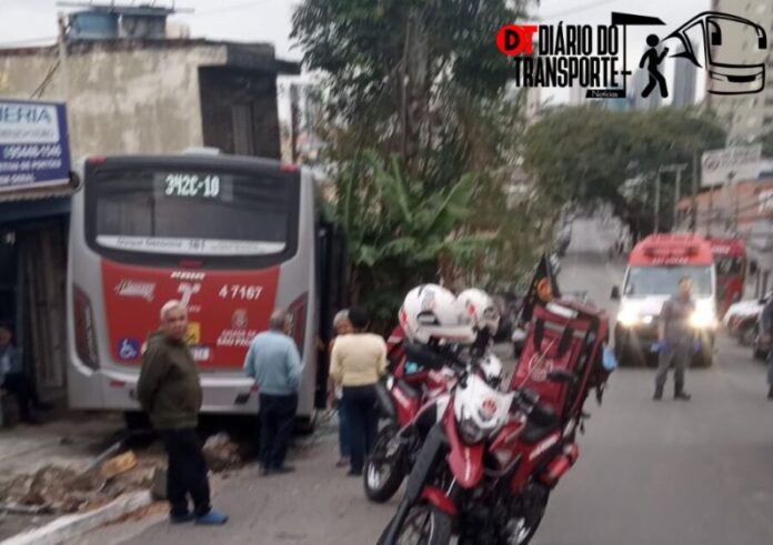 Ônibus colide contra poste na Zona Leste de São Paulo e deixa feridos nesta sexta-feira (06) 