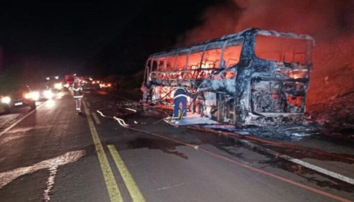 Ônibus com estudantes pega fogo na PR-182, em Toledo (PR) na noite desta terça-feira (03) 