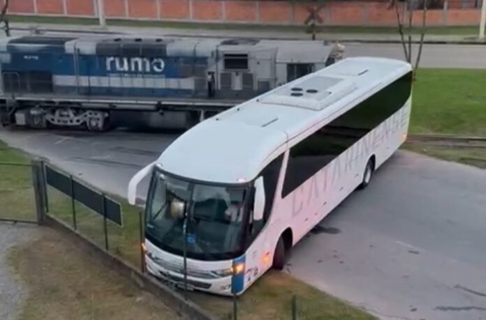 Ônibus da Auto Viação Catarinense é atingido por trem da empresa Rumo na Zona Sul de Joinville (SC) nesta sexta-feira (20)