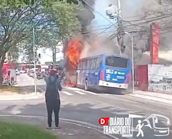 Ônibus da NEXT Mobilidade pega fogo em Mauá (SP) nesta segunda (16)