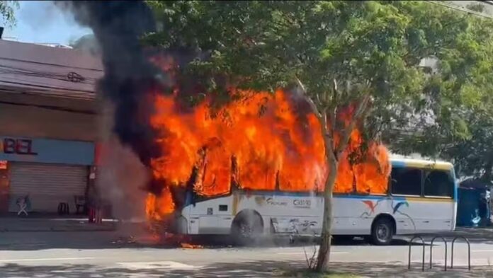 Ônibus da Viação Futuro pega fogo na Estrada de Jacarepaguá, Zona Oeste do Rio de Janeiro, na tarde desta sexta-feira (20)