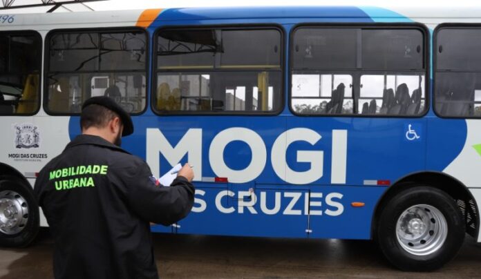 Ônibus de Mogi das Cruzes (SP) passam por inspeção veicular anual