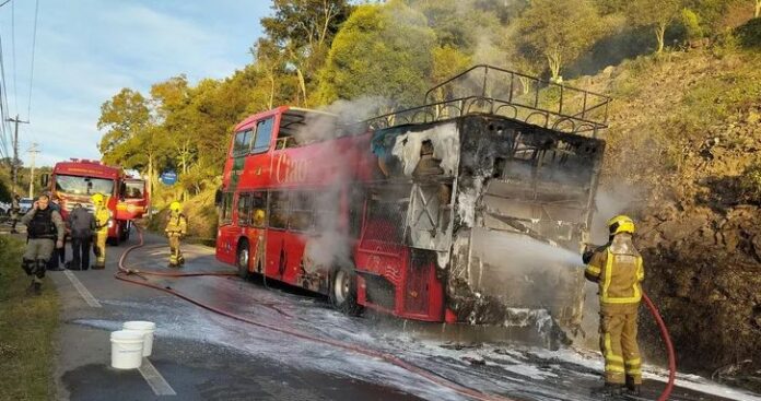 Ônibus de turismo pega fogo durante passeio no Vale dos Vinhedos (RS) neste domingo (1º) 