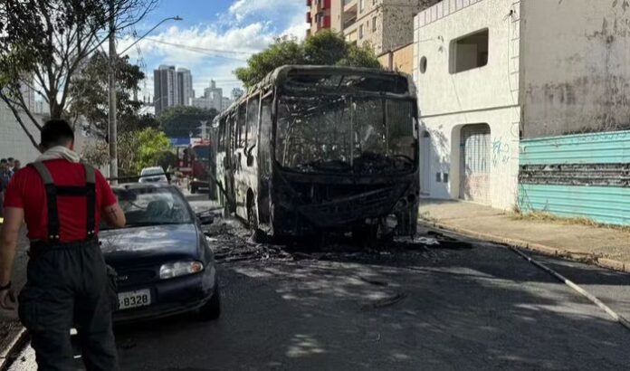 Ônibus do transporte público de Campinas (SP) é consumido por incêndio na tarde desta terça-feira (24)