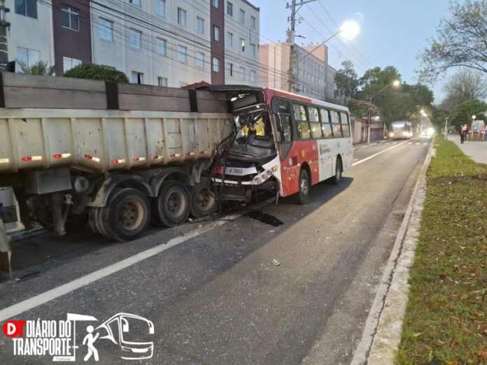 Ônibus municipal da Pêssego Transportes e caminhão colidem em Itaquera, Zona Leste de São Paulo, na manhã desta segunda-feira (16)