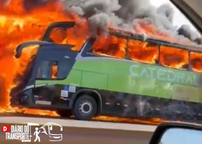 Ônibus rodoviário da Catedral pega fogo na BR-153, perto do aeroporto de Goiânia