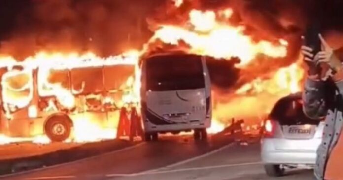 Ônibus são incendiados após operação policial em Jacareí (SP) na noite desta quarta-feira (25)