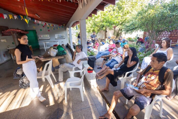 Pessoas em situação de rua aprendem mais sobre tuberculose em palestra