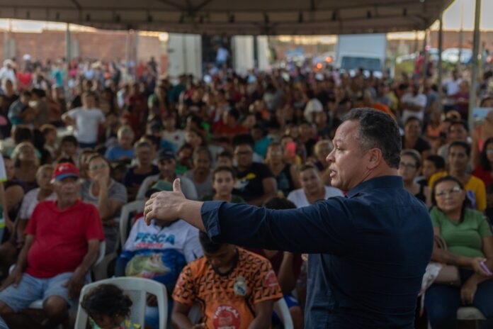 Prefeito assina ordem de serviço para levar energia elétrica ao Alfredo de Castro 3