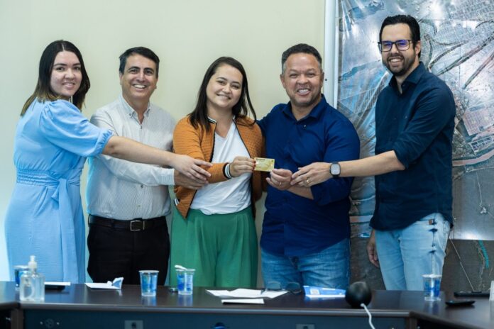 Prefeito entrega cartões corporativos para coordenadores das unidades de saúde