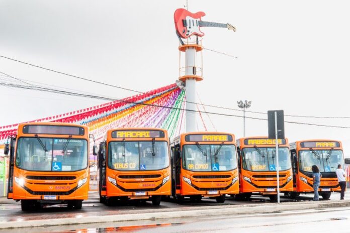 Prefeitura de Camaçari (BA) apresenta novos ônibus do sistema emergencial de transporte público