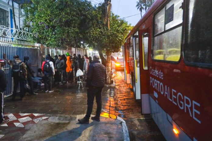 Prefeitura de Porto Alegre (RS) inicia Transporte Solidário da Operação Inverno para pessoas em situação de rua
