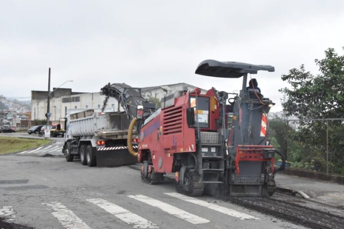 Prefeitura de Santo André pavimenta vias do Jardim Santo André com asfalto novo e realiza obras de drenagem nas guias e sarjetas