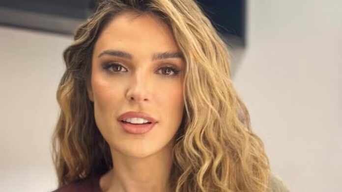 Rafa Brites posa com cabelão e declara que ficou identica à Shakira: ‘Shakirona’