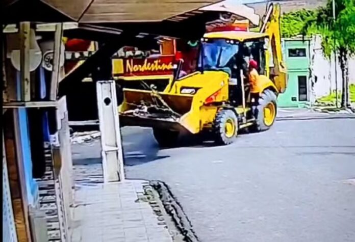 Retroescavadeira tomba após ser atingida por trem na Região Metropolitana de Maceió (AL) nesta segunda-feira (09)