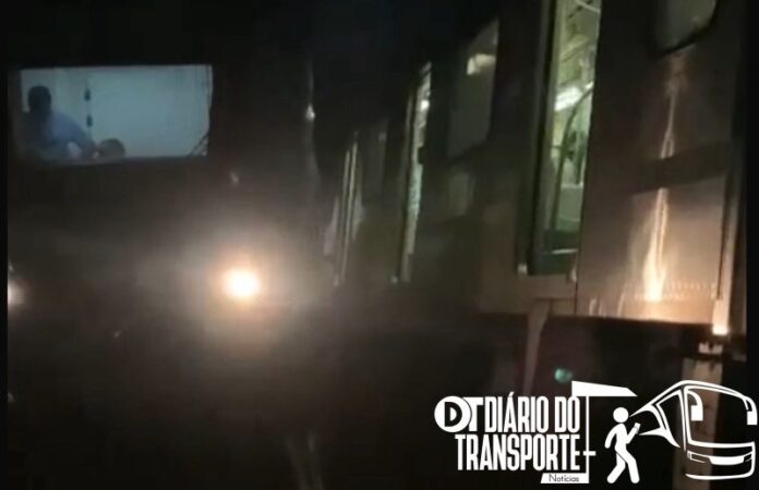 Trem da SuperVia descarrila nas proximidades da Central do Brasil e passageiros vão aos trilhos nesta quinta-feira (05), no Rio de Janeiro