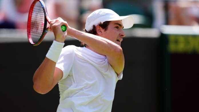 Wimbledon: João Fonseca domina, despacha tenista 'da casa' e estreia com vitória