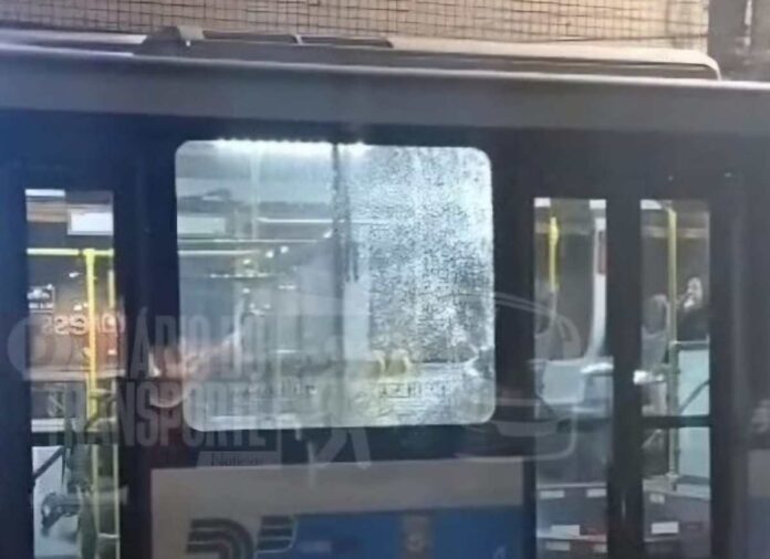 Mais ataques a ônibus são registrados neste sábado (05) e, só na capital, número já é de 260 depredações