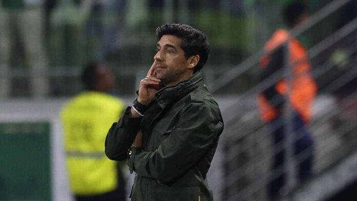 Abel Ferreira detona gramado do Allianz: 'Como é que vai trocar?'