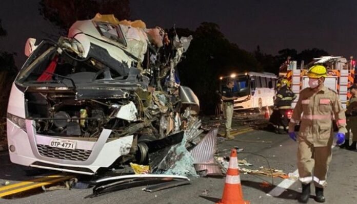 Acidente envolvendo uma carreta e dois ônibus na BR-153 deixa mortos e feridos em Goiás nesta quarta-feira (16) 