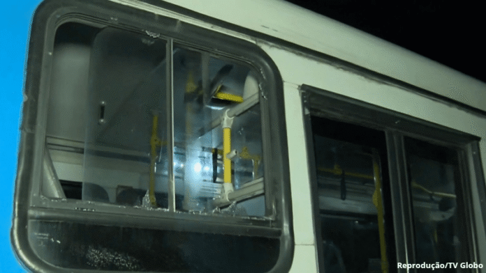 Adolescentes são aprendidos depois de atacarem mais ônibus na zona Sul