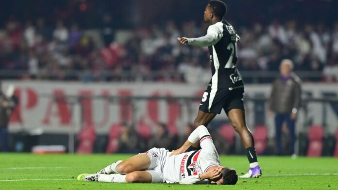 Após sair carregado em São Paulo x Corinthians, Oscar é levado a hospital