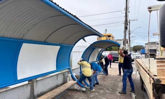 Aracruz (ES) instala novos abrigos de ônibus em reestruturação da mobilidade urbana