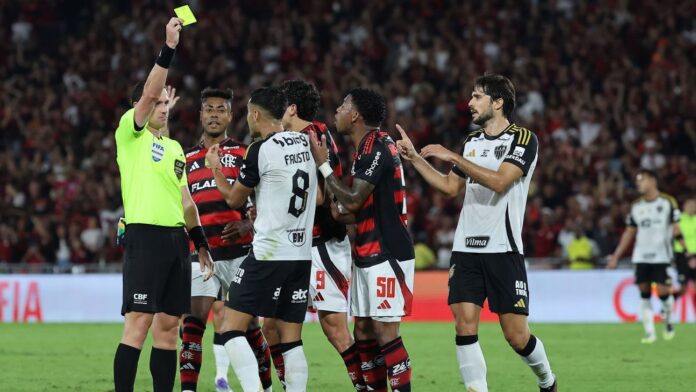 CBF divulga áudio do VAR sobre polêmica em Flamengo x Atlético-MG