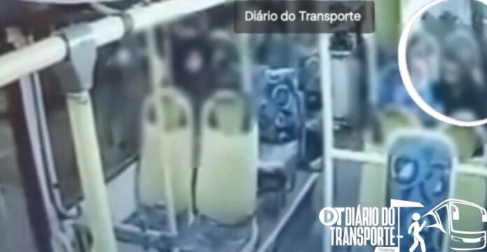 Câmeras registram exato momento em que passageiros de ônibus são atingidos por pedrada em Cotia nesta sexta (04) . Após “trégua”, ataques voltam na capital e Grande São Paulo