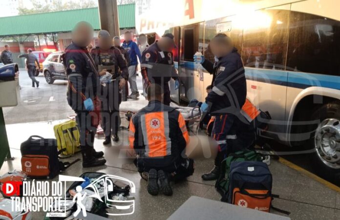 Cantor gospel acaba baleado após troca de tiros com policial militar no Terminal Rodoviário Barra Funda; ônibus da Expresso de Prata foi atingido por projétil de arma de fogo