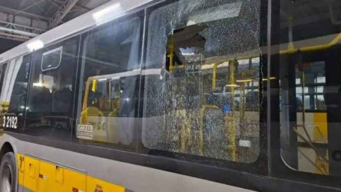 Capital paulista registra mais 24 ônibus atacados entre sexta (11) e sábado (12), quando onda completa exatamente um mês, somando mais de 700 em todo o Estado