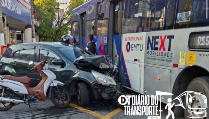 Carro colide com ônibus em São Bernardo do Campo nesta segunda-feira (7)