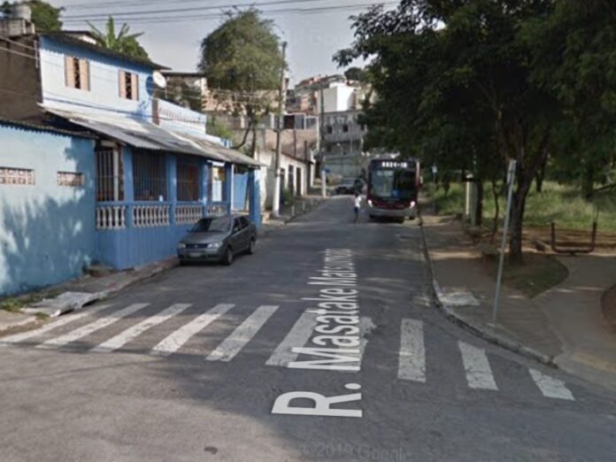 Cobrador morre atropelado por ônibus após veículo sem motorista descer rua na Zona Sul de São Paulo nesta segunda (07)