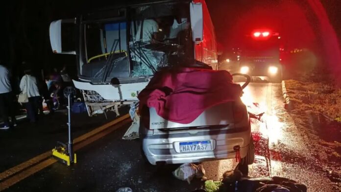 Colisão frontal entre ônibus e carro deixa mortos na MG-122, em Janaúba (MG), na noite desta segunda-feira (28)