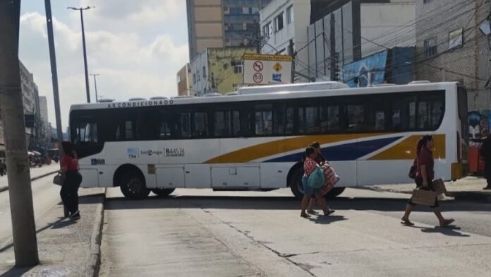 Criminosos sequestram vários ônibus no Rio de Janeiro e utilizam como barricadas nesta terça-feira (15)