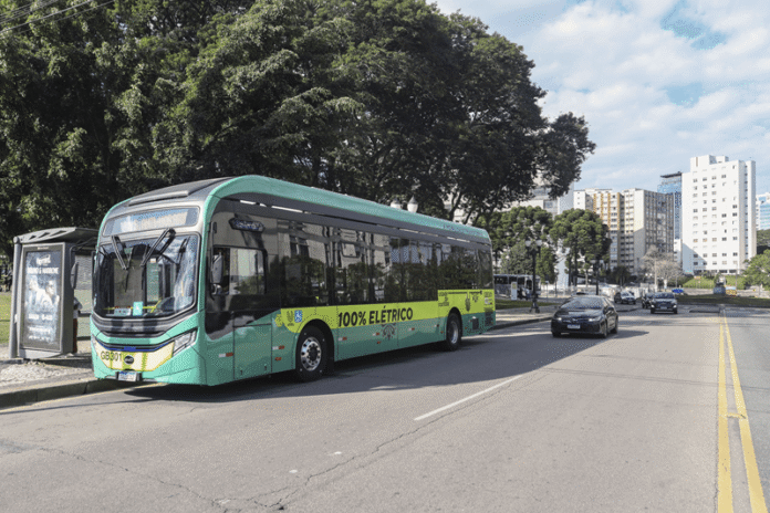 Curitiba (PR) completa um ano de ônibus elétricos em operação no transporte público coletivo