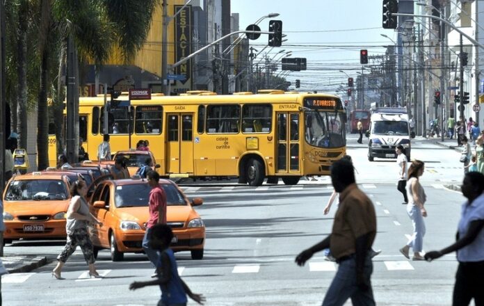Curitiba (PR) propõe nova legislação para transporte com foco em modernização e ônibus elétricos