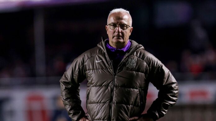 Dorival vê Corinthians 'inaceitável' e explica saída de Memphis Depay