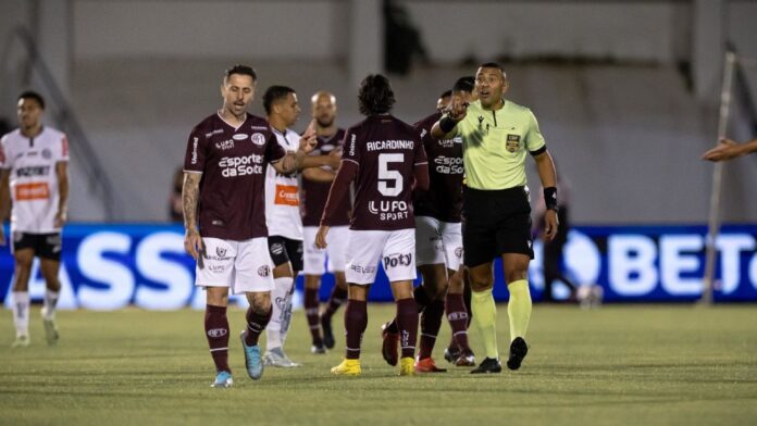 Ferroviária x Athletic na Série B tem empurrão a árbitro e quatro expulsões