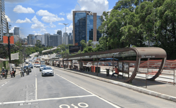 GCMs que faziam segurança em ônibus frustram tentativa de roubo em ponto na Zona Oeste de São Paulo