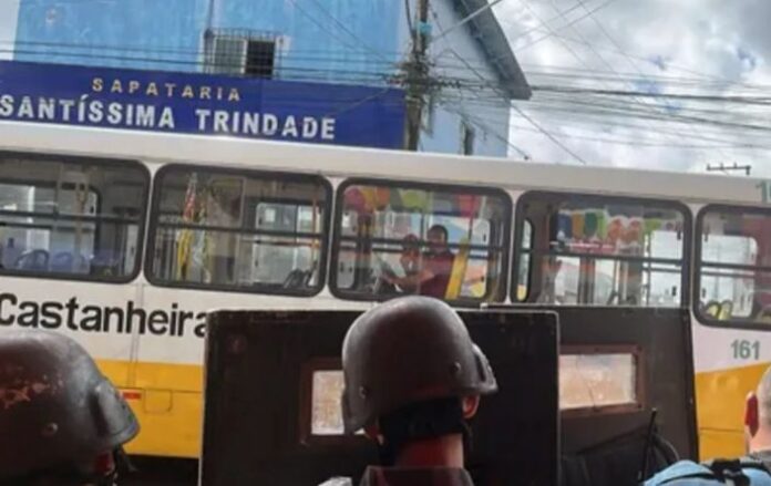 Homem armado invade ônibus e faz motorista refém em Belém (PA) na manhã deste domingo (27)