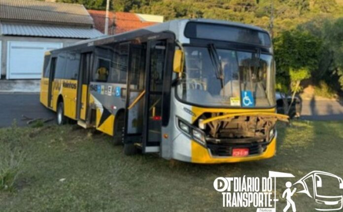 Homem furta ônibus em Valinhos (SP), foge por 15 minutos e colide com poste nesta quarta-feira (9)