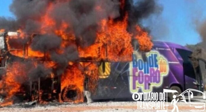 Incêndio destrói ônibus da banda Bonde do Forró em rodovia de Minas Gerais neste sábado (26) 