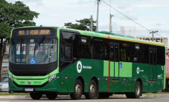 Justiça mantém indenização a passageira que caiu ao descer de ônibus da empresa Rápido Araguaia em Goiânia (GO)