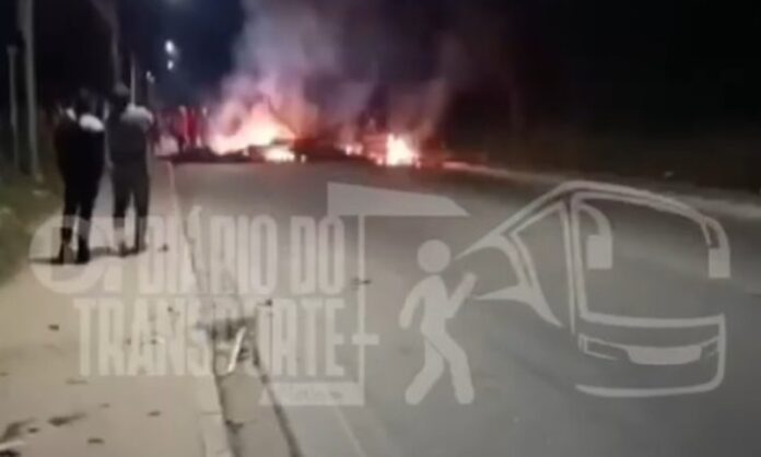 Manifestação na Estrada da Colônia Mário Reimberg Christe afeta transporte público em Parelheiros (SP) nesta quinta-feira (17)