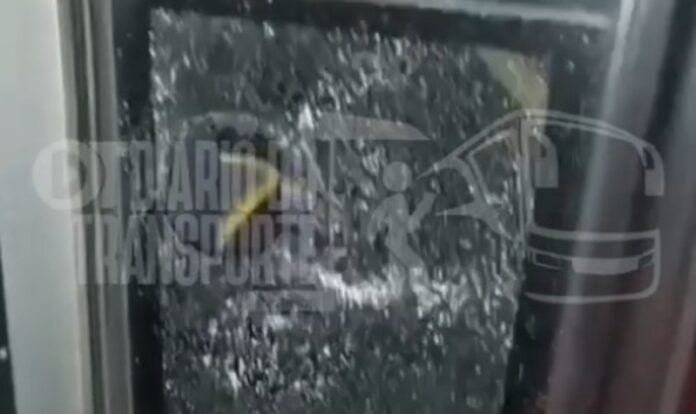 Manifestantes quebram porta de ônibus na Estrada da Colônia Mário Reimberg Christe, em Parelheiros (SP), nesta quinta-feira (17)