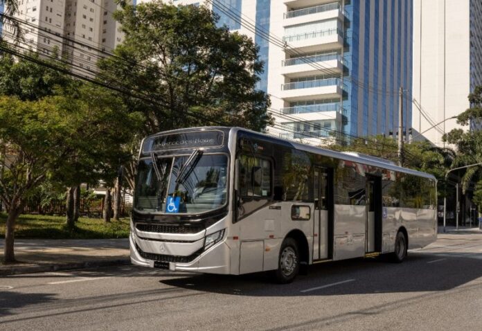 Mercedes-Benz triplica vendas de ônibus urbanos em Curitiba (PR) no primeiro semestre de 2025