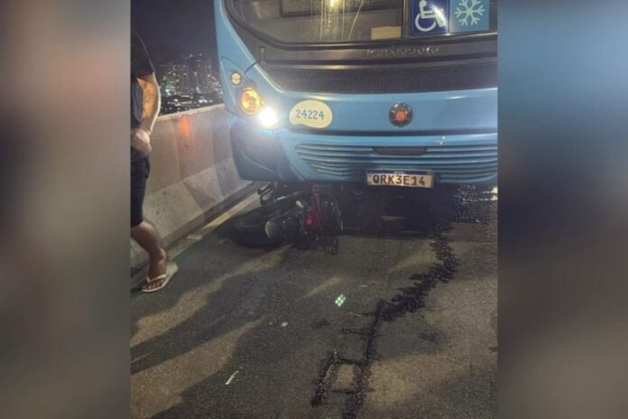 Motociclista morre após colidir contra ônibus do Sistema Transcol na Terceira Ponte, entre Vitória e Vila Velha, na noite desta quinta-feira (24)