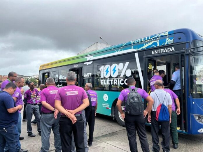 Motoristas de Aracaju (SE) passam por treinamento para operar novos ônibus elétricos