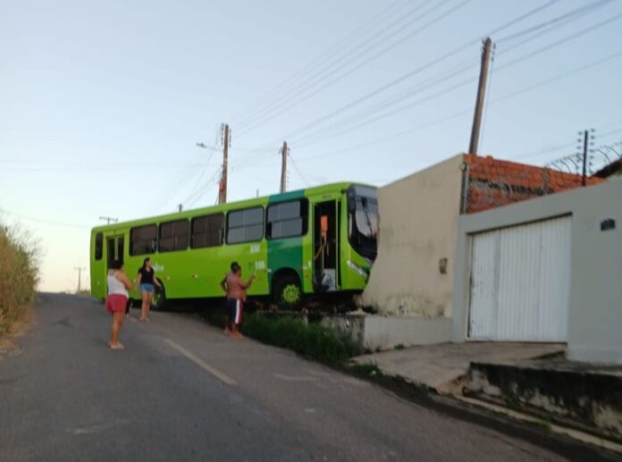 Ônibus atinge residência na Zona Norte de Teresina (PI) após sair de terminal